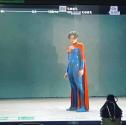 ساشا کال در نقش سوپرگرل با شنل کامل این شخصیت در تست فوتیج فیلم The Flash