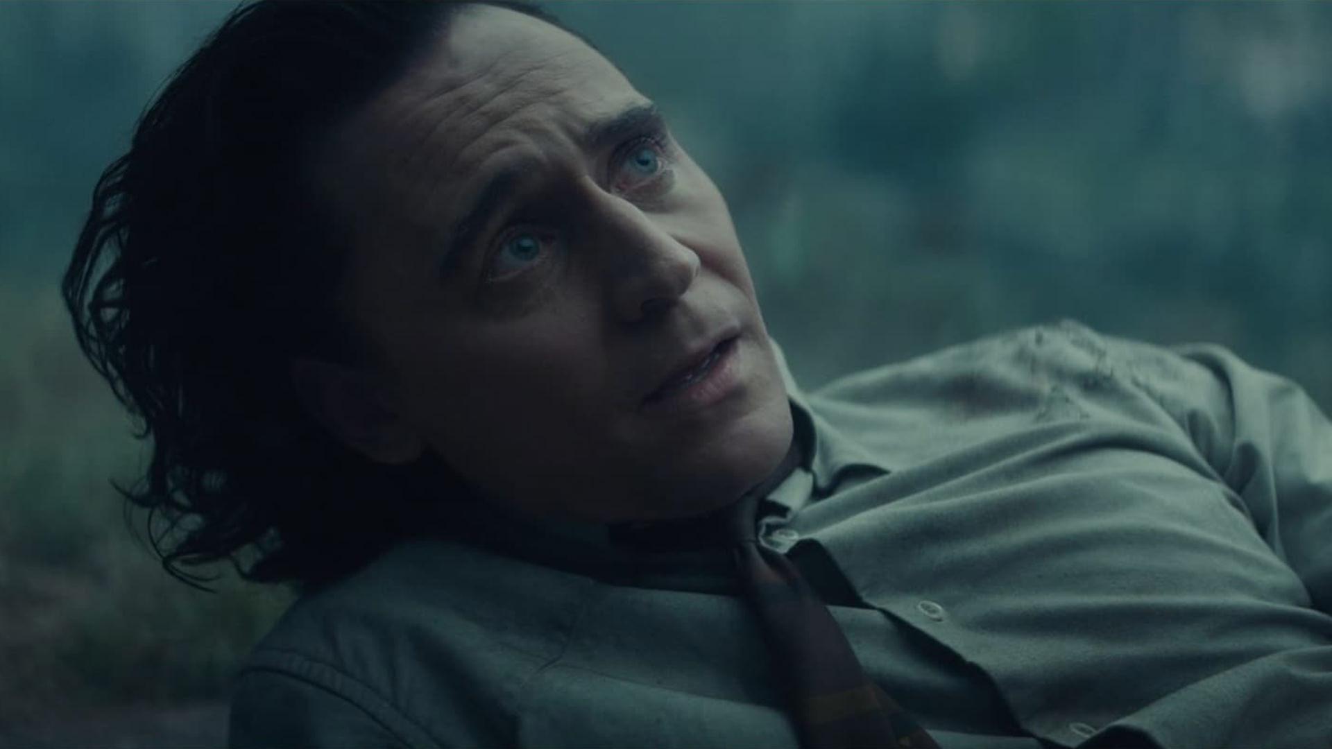 تام هیدلستون در نقش لوکی در صحنه پس از پایان قسمت چهارم سریال Loki