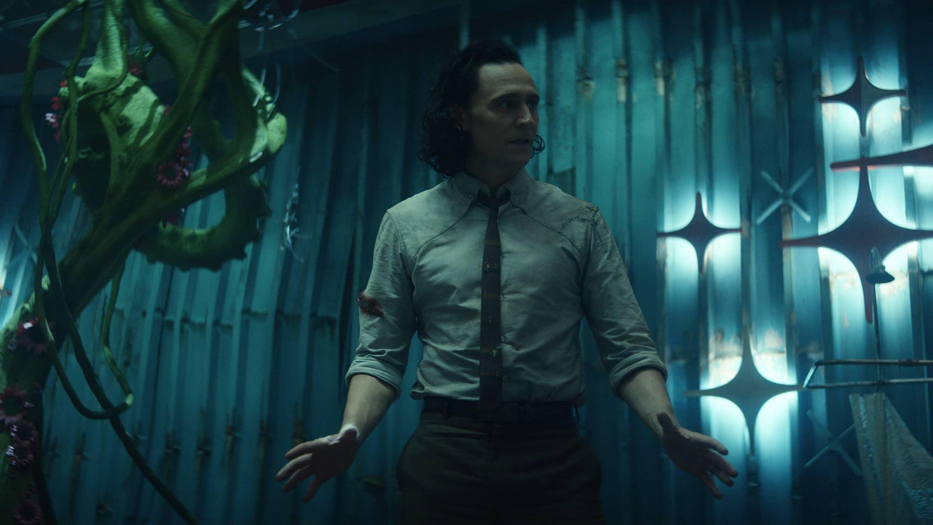تام هیدلستون در نقش لوکی در پناهگاه در قسمت پنجم سریال Loki