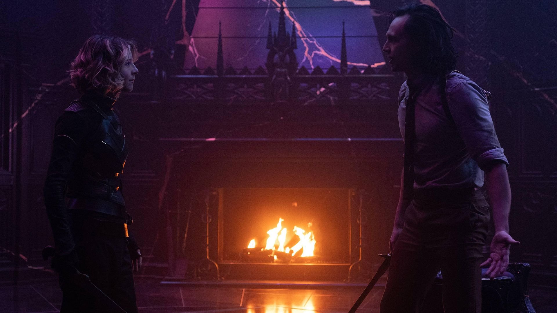 تام هیدلستون در نقش لوکی و سوفیا دی مارتینو در نقش سیلوی در حال مبارزه با یکدیگر در قسمت ششم سریال Loki 