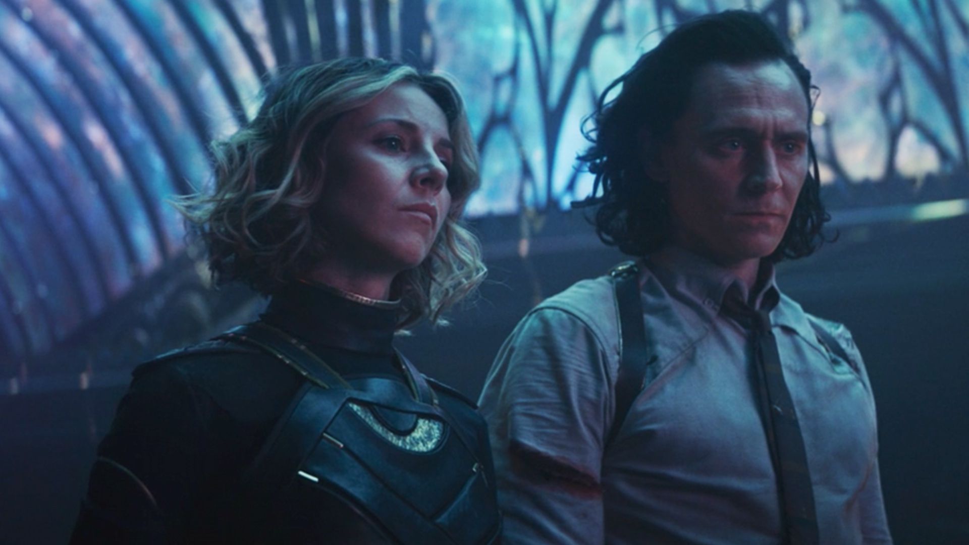 تام هیدلستون در نقش لوکی و سوفیا دی مارتینو در نقش سیلوی پس از رسیدن به قلعه کانگ در قسمت ششم سریال Loki 