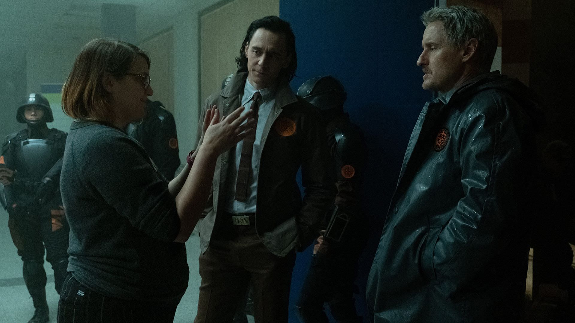 کیت هرون در حال صحبت با تام هیدلستون و اوون ویلسون در پشت صحنه سریال Loki