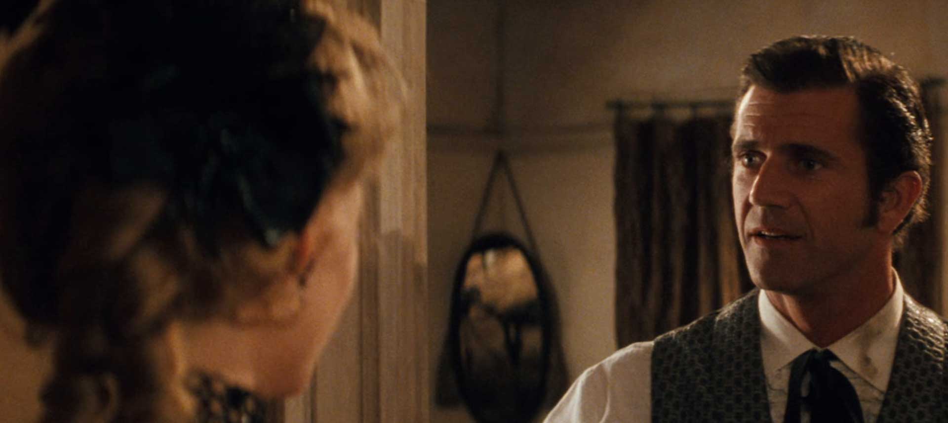 چهره پرسشگر مل گیبسون در فیلم Maverick ریچارد دانر مقابل شخصیت زن داخل خانه