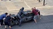 بتمن نسخه بن افلک سوار بر یک بت سایکل در پشت صحنه فیلمبرداری فیلم The Flash در شهر گلاسگو