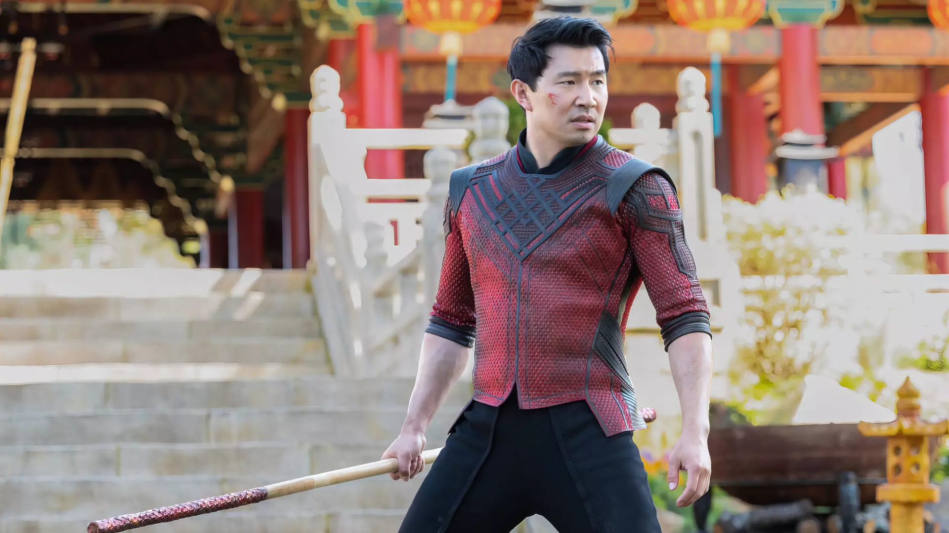 سم لیو در نقش شانگ چی در حال مبارزه و آزمایش قابلیت‌های خود در فیلم Shang-Chi and The Legend of The Ten Rings