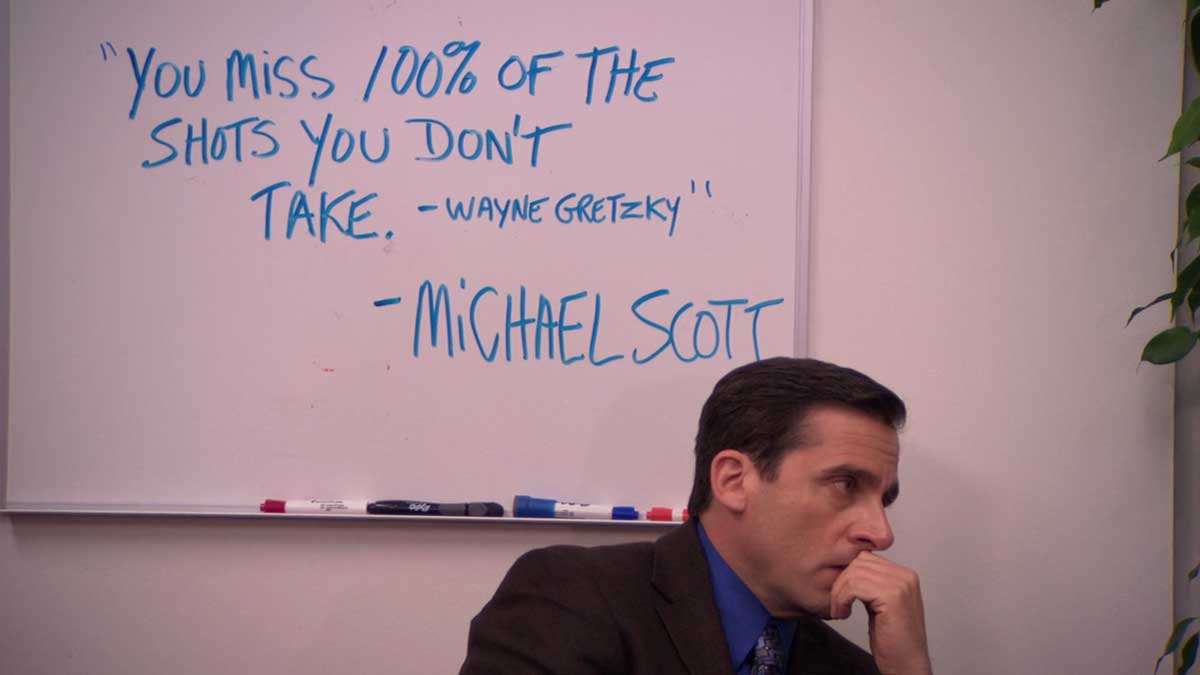 تصویری از شخصیت مایکل اسکات با بازی استیو کارل جلوی وایت برد در سریال The office شبکه NBC