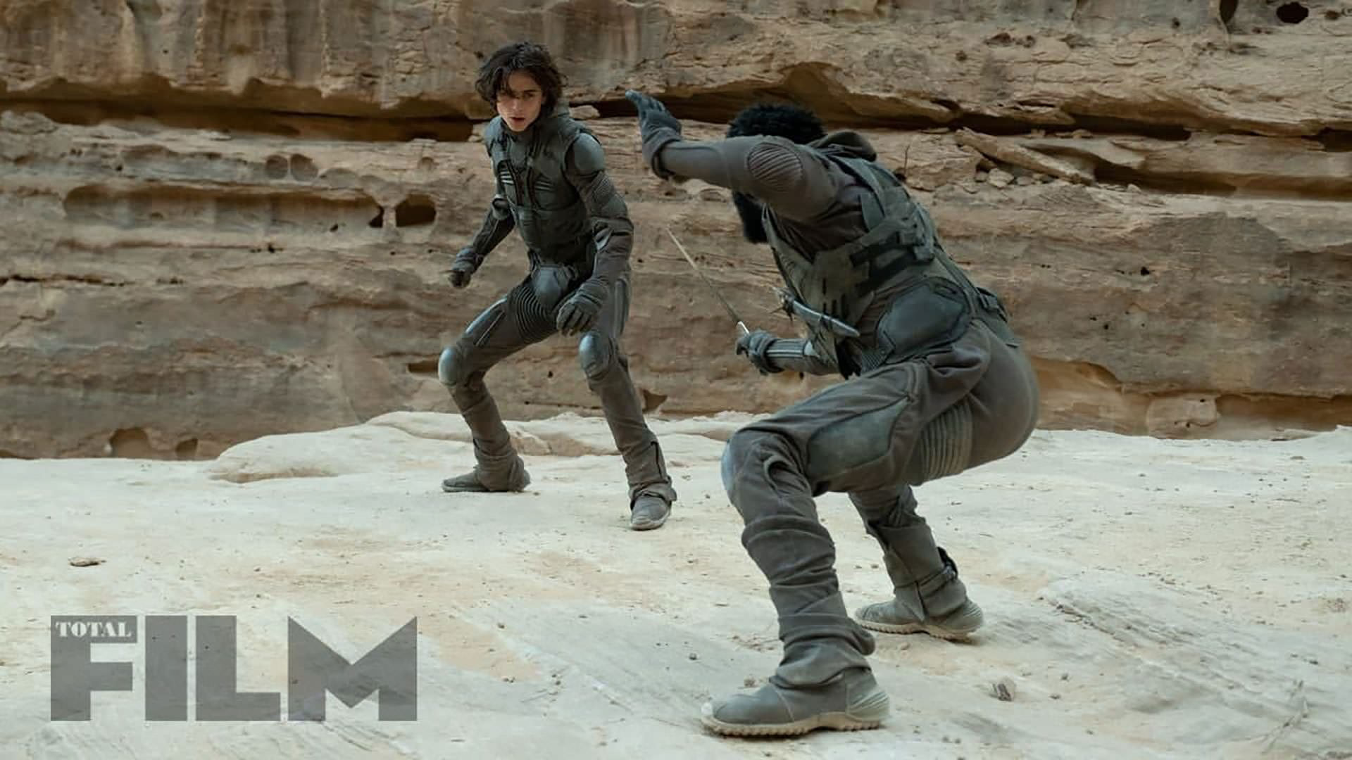 تیموتی شالامی آماده برای نبرد در فیلم Dune تل ماسه