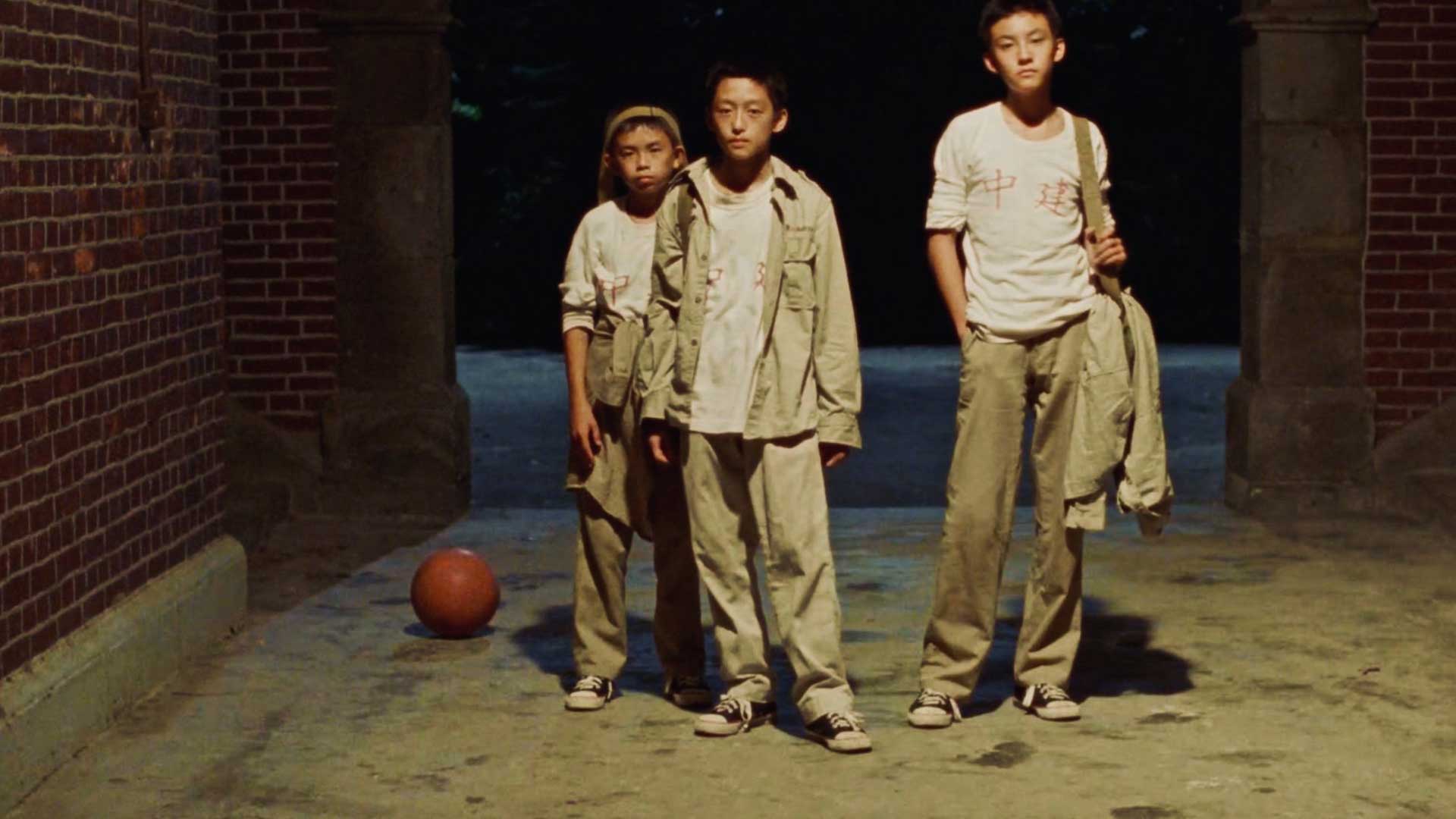 بچه و نوجوان کنار هم داخل کوچه با یک توپ در فیلم A Brighter Summer Day سینما کشور تایوان