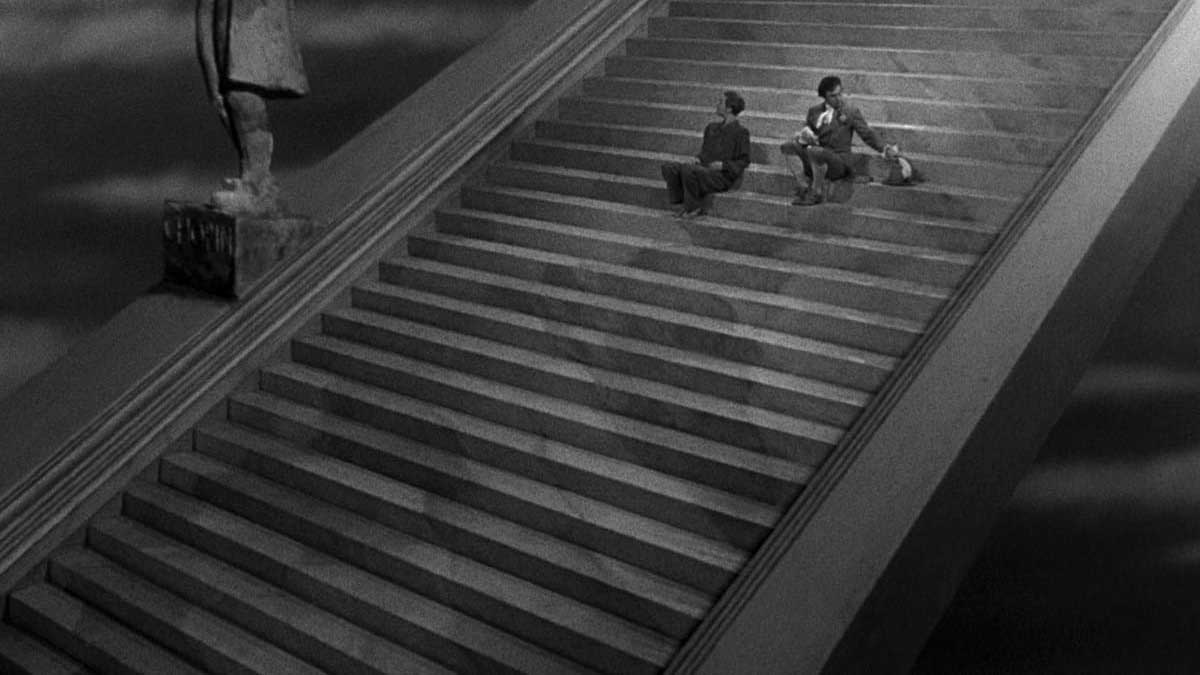 پله های منتهی به سمت بهشت در تصویر سیاه و سفید فیلم A Matter of Life and Death