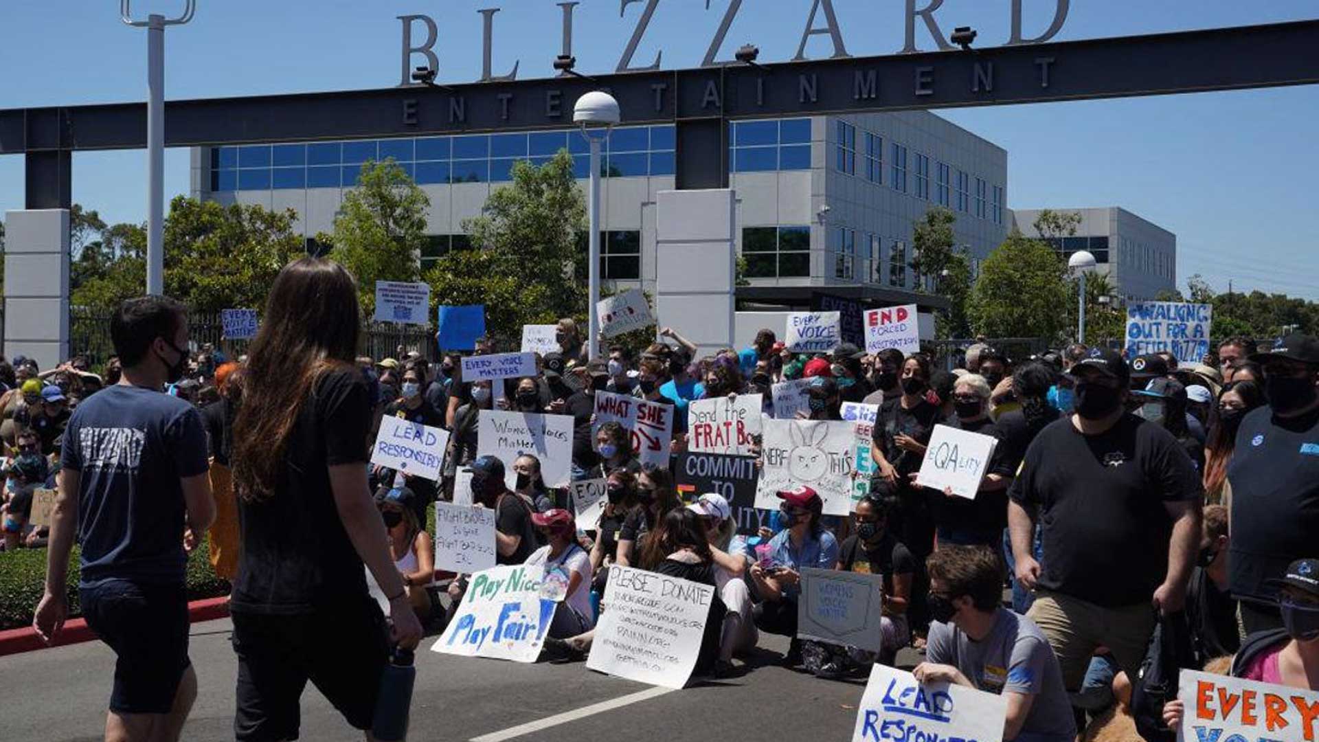 اعتراض گسترده به بلیزارد در مقابل ساختمان بزرگ شرکت