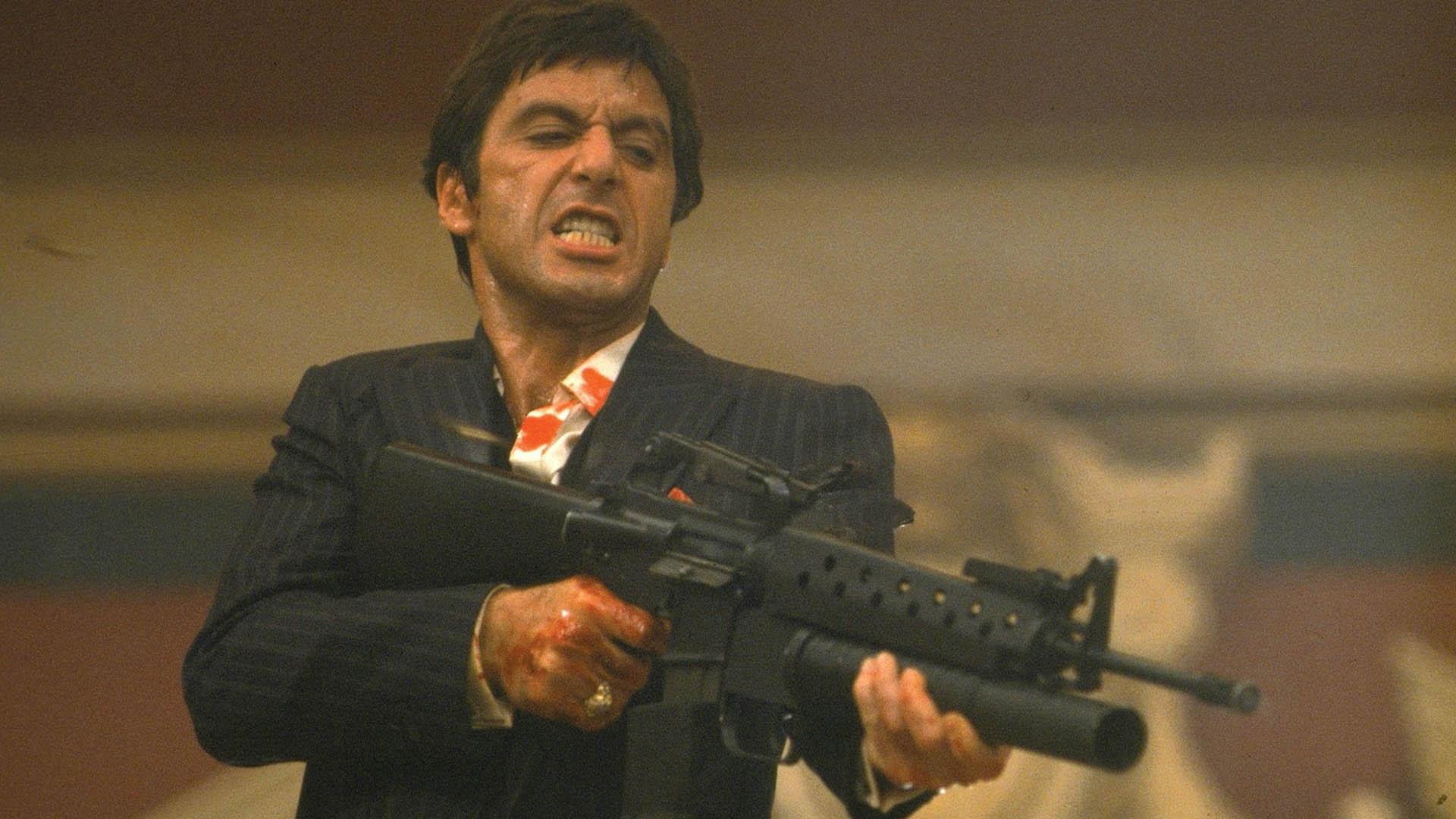 آل پاچینو درحال شلیک اسلحه در فیلم scarface 