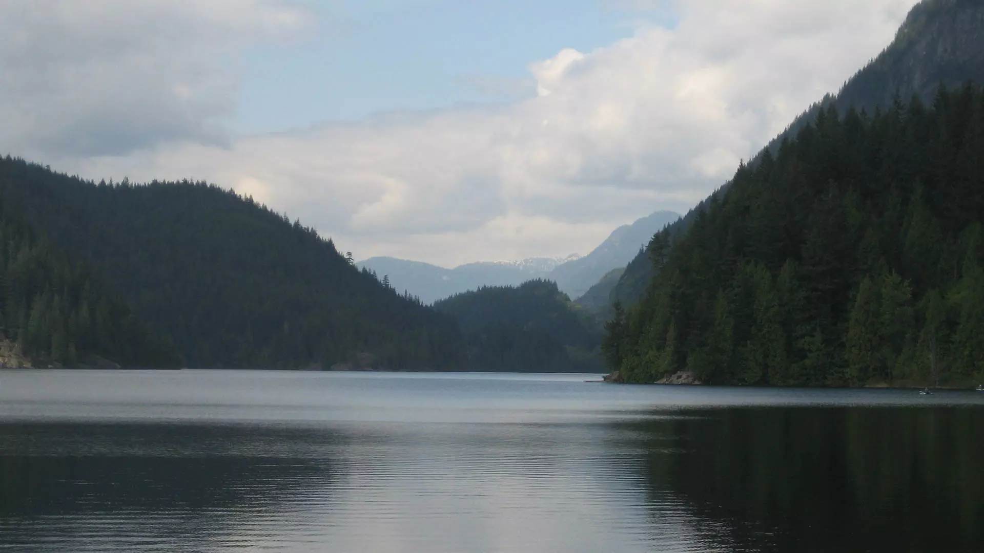 دریاچه بونتزن در نزدیکی ونکوور محل فیلم‌برداری سریال supernatural