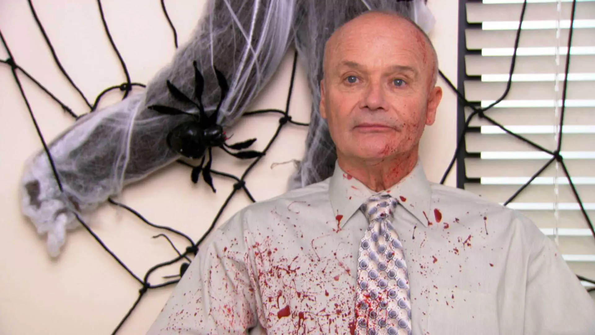 شخصیت کرید باراتن در سریال The Office با لباسی آغشته به لکه‌های خون
