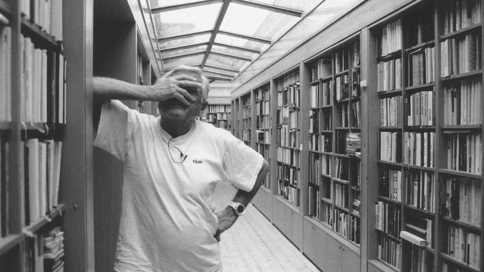 مردی در کتابخانه دستش را روی صورتش گذاشته است در فیلم CzechMate: In Search of Jiří Menzel