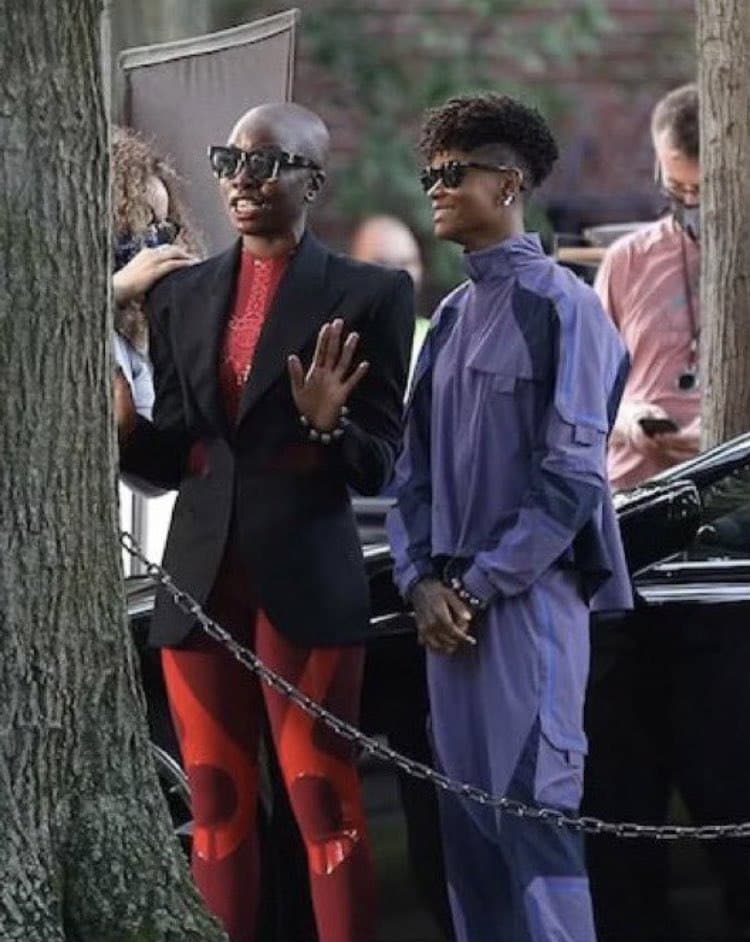 لتیشیا رایت در نقش شوری و دانای گوریرا در نقش اوکویه در پشت صحنه فیلم Black Panther: Wakanda Forever