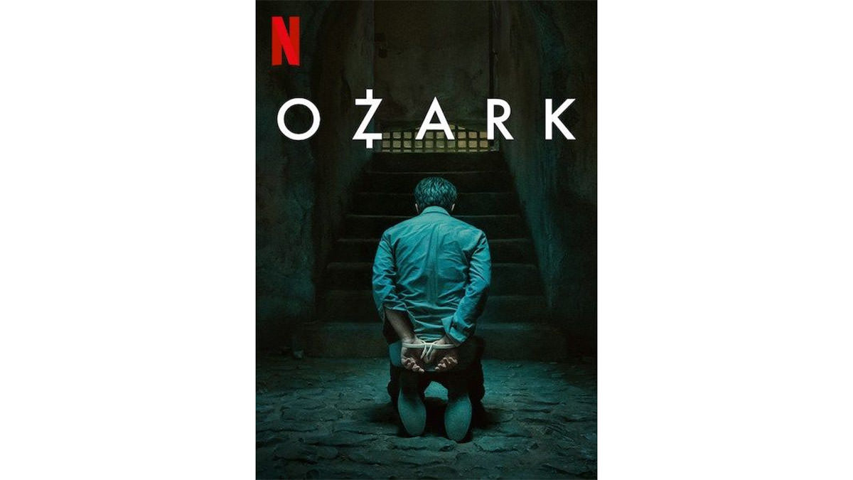 سریال Ozark مردی با دست های بسته در حالت نشسته