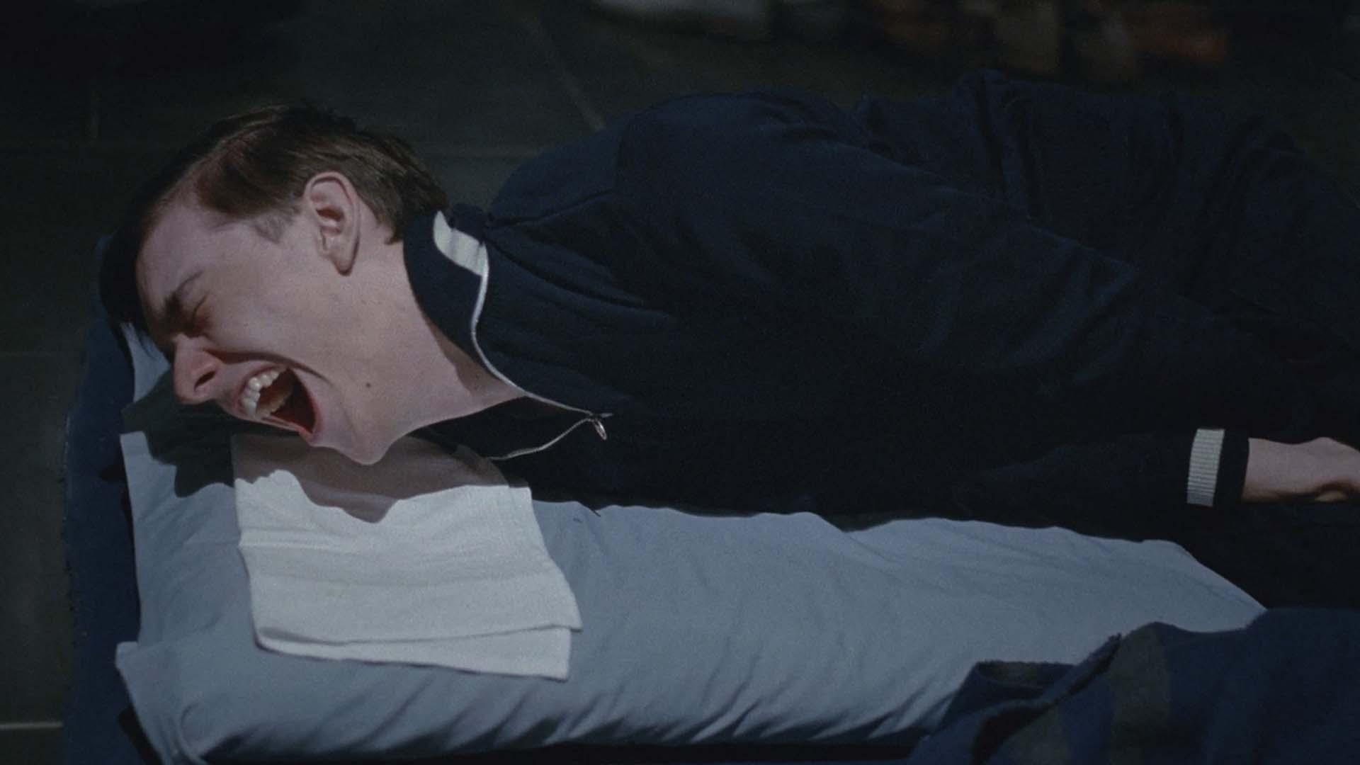 مردی در حال درد کشیدن در فیلم DAU. Degeneration