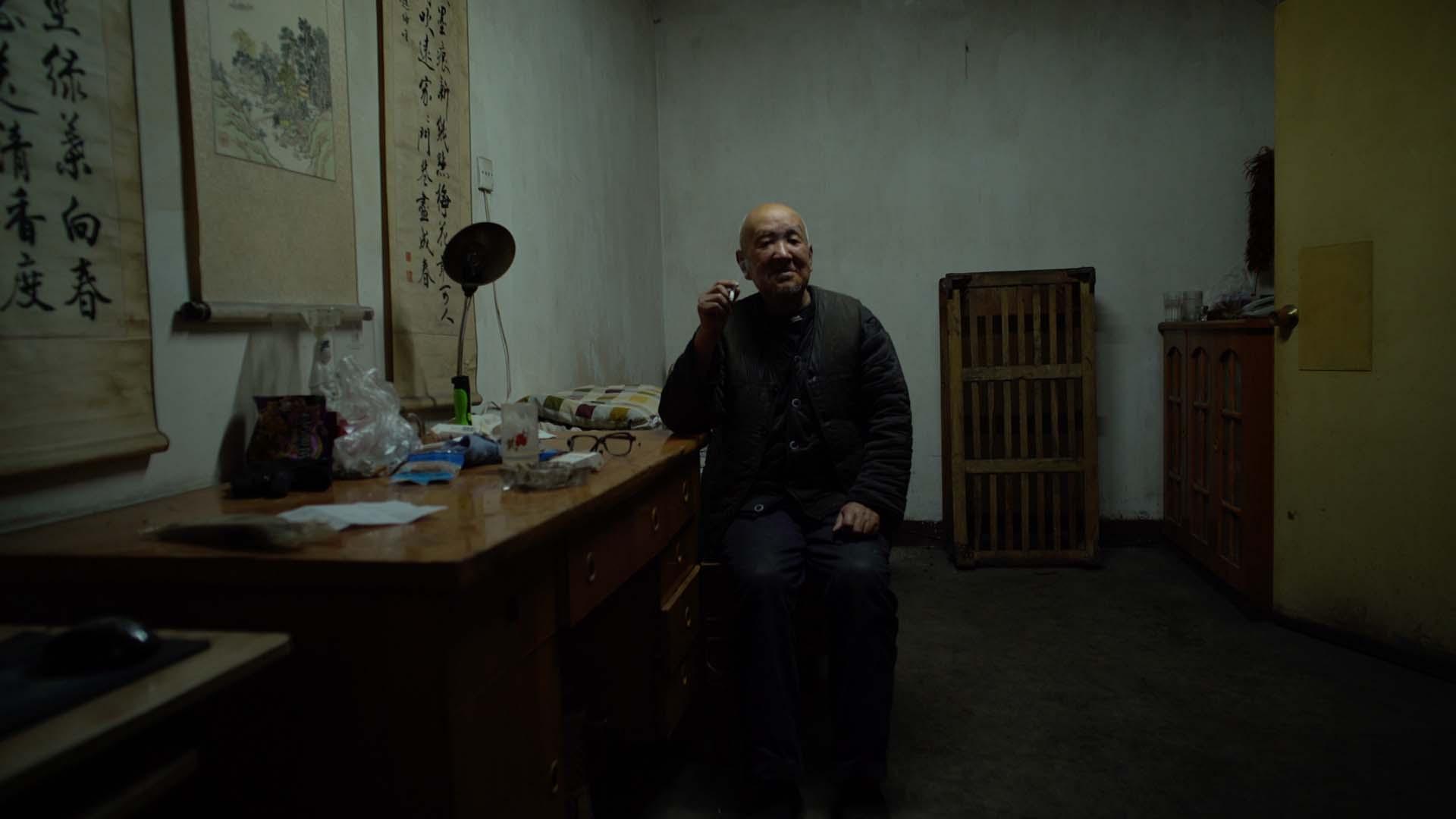پیرمردی در فیلم Dead Souls در اتاقی نسبتا تاریک نشسته است