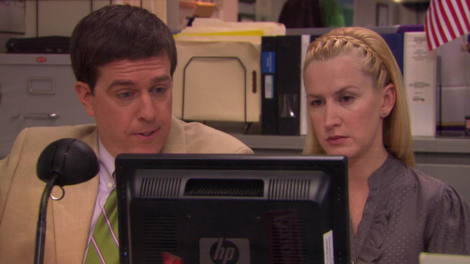 شخصیت‌های آنجلا و اندی در سریال The Office در حال کار کردن با کامپیوتر