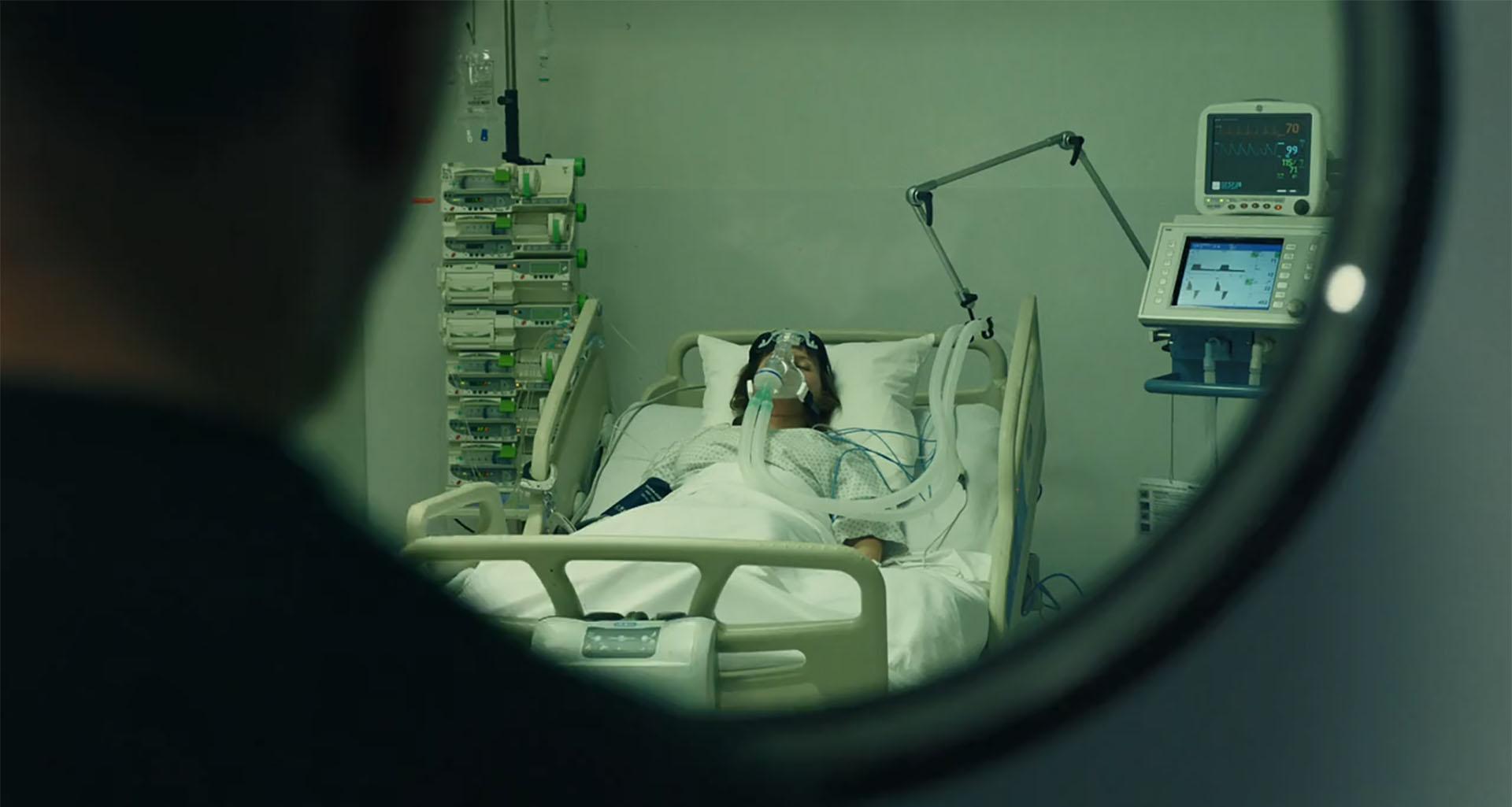 الیسون در بیمارستان پس از خودکشی در نمایی از فیلم مرداب