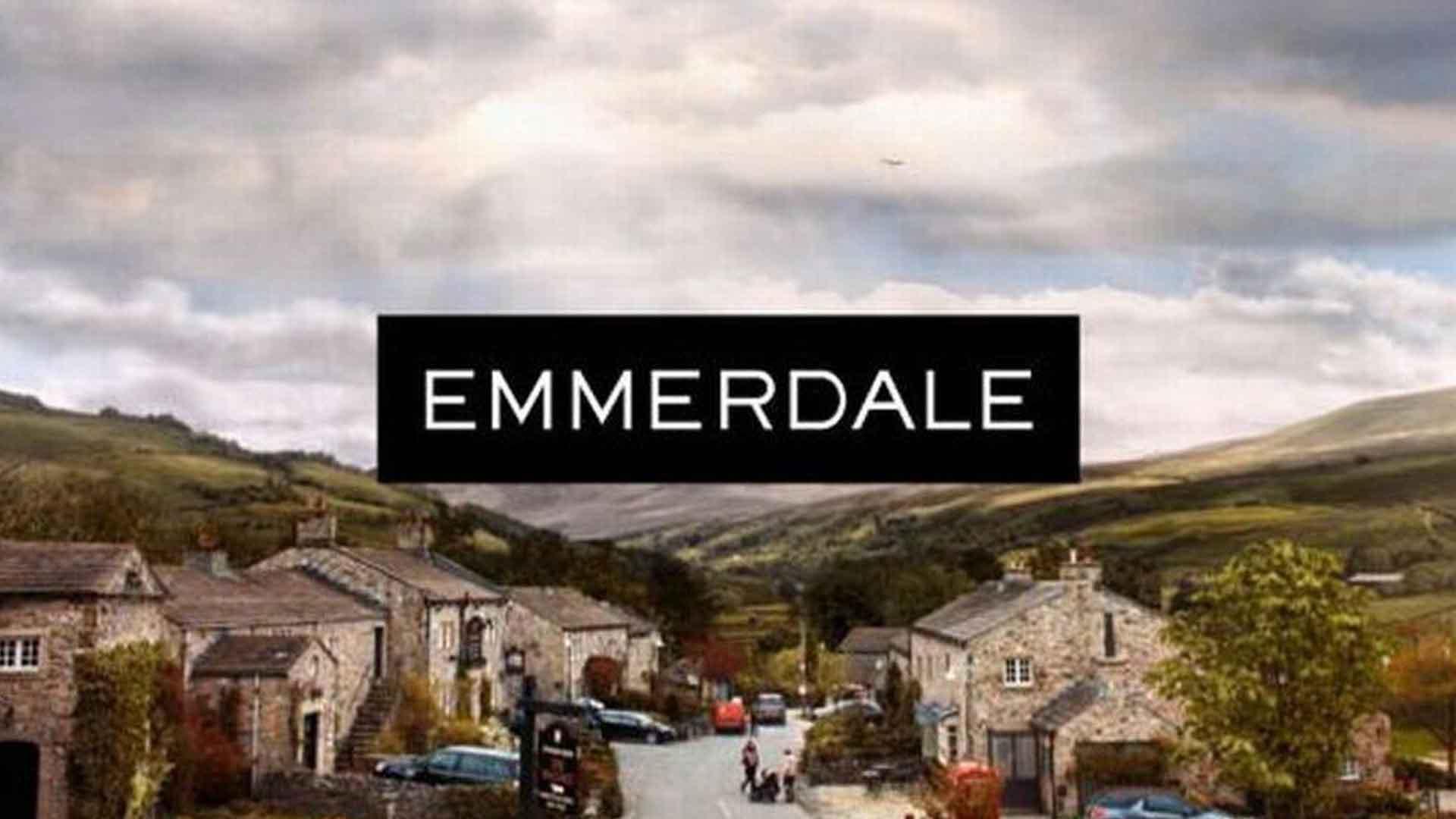 نمای شهر امردیل در پوستر اصلی سریال Emmerdale