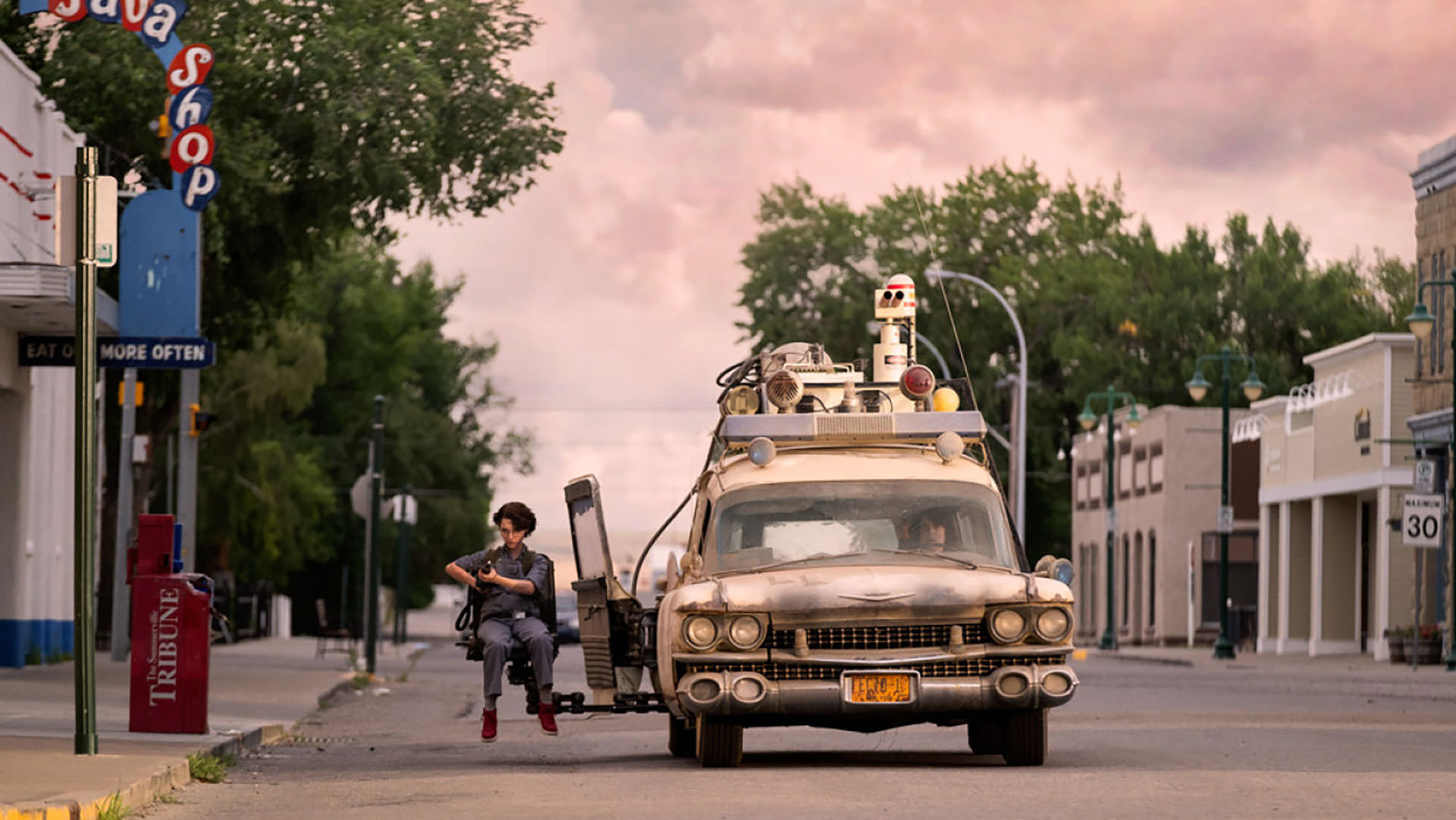 نمایی از ماشین در شهر فیلم Ghostbusters: Afterlife