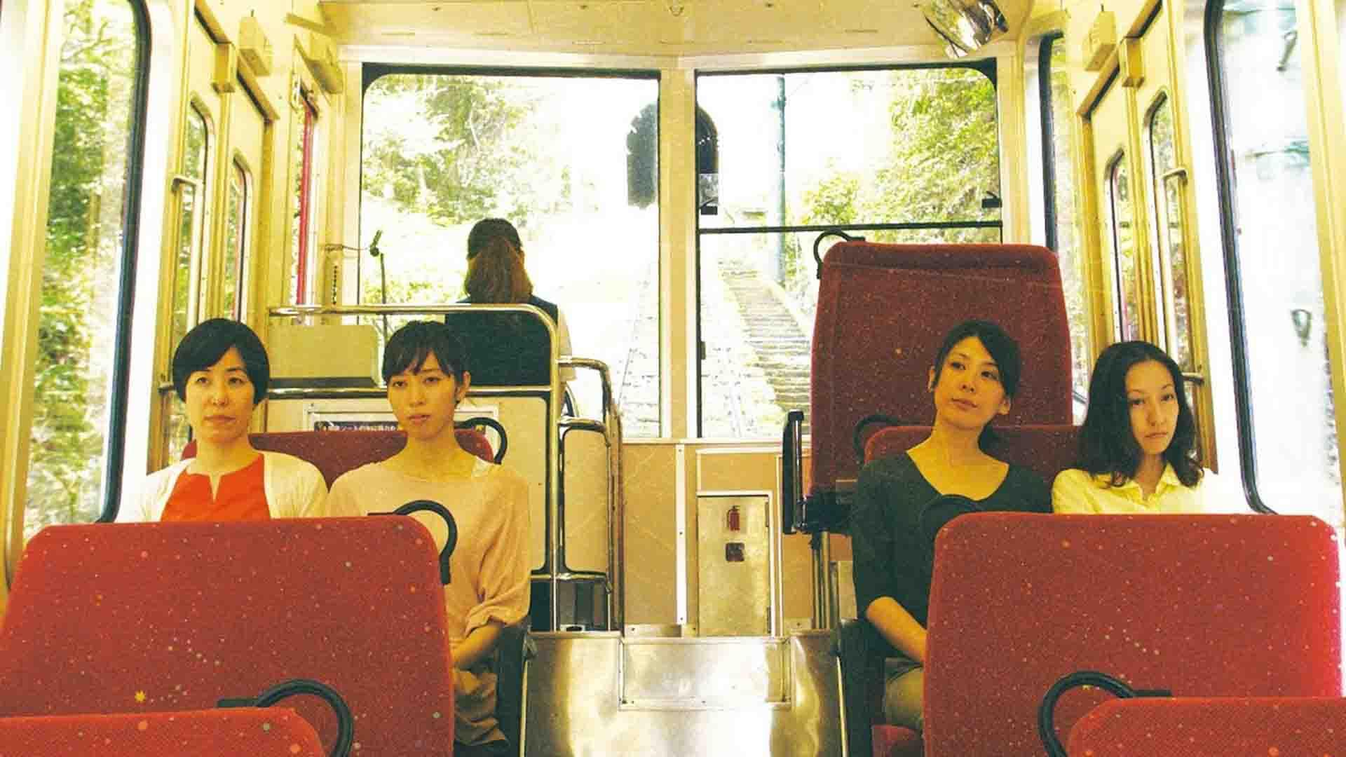 چهار شخصیت اصلی زن فیلم Happy Hour در اتوبوس