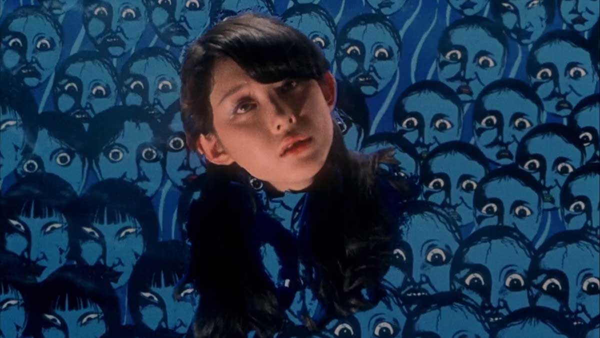 چهره موجودات ترسناک آبی‌رنگ و صورت دختر ژاپنی در فیلم وحشتناک خانه