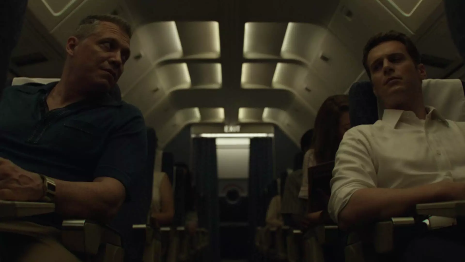 هولدن فورد و بیل تنچ درحال صحبت کردن درون هواپیما در سریال mindhunter