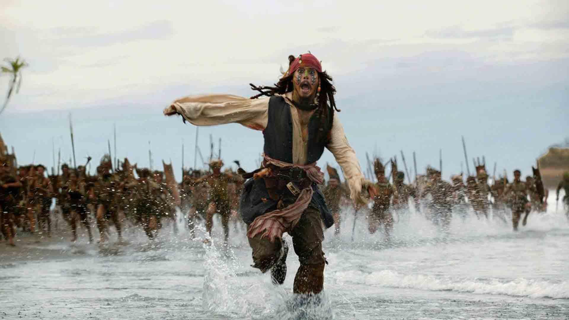 جانی دپ در حال دویدن در آب در فیلم Pirates of the Caribbean: Dead Man's Chest