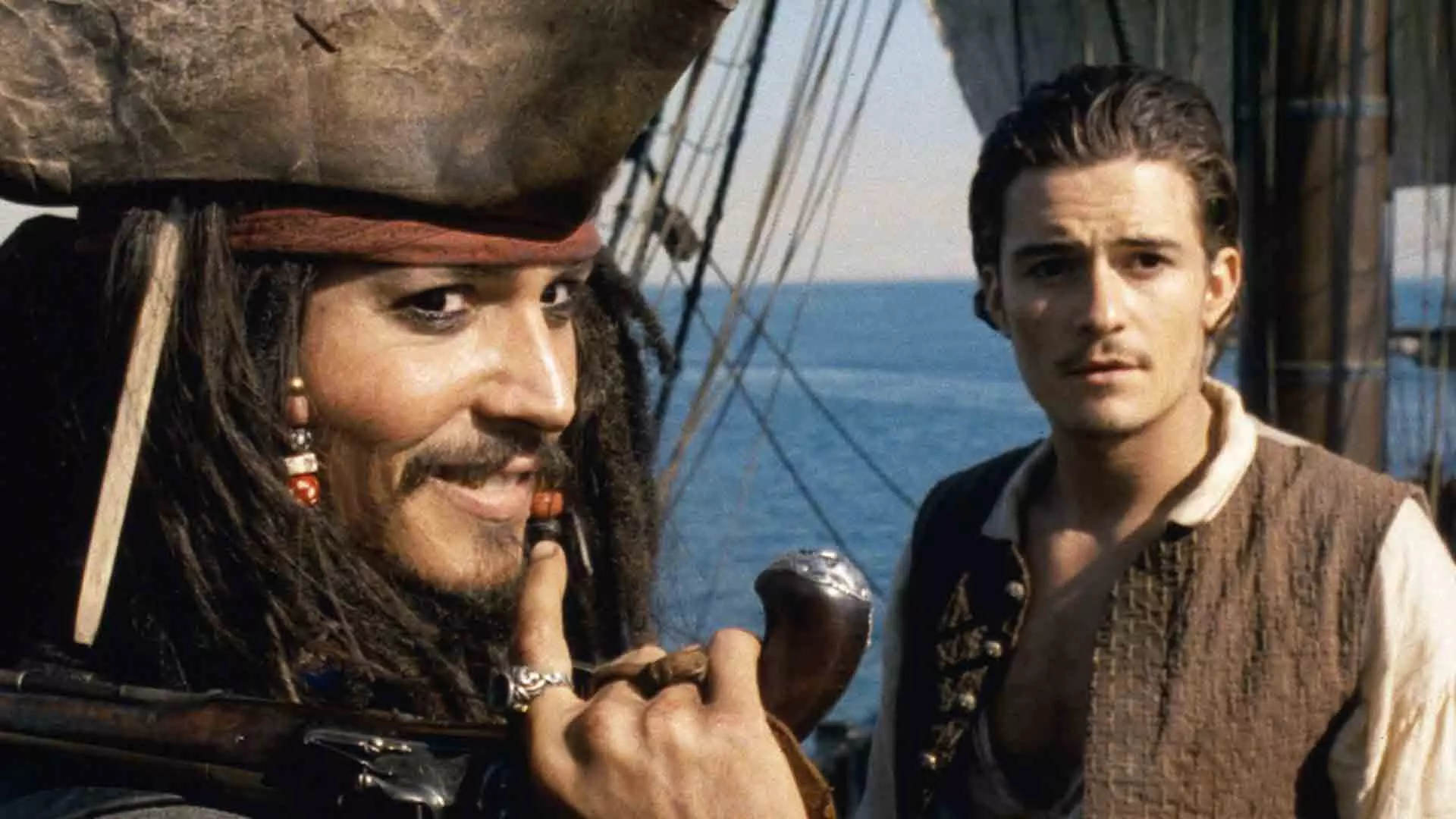 جانی دپ و اورلاندو بلوم در فیلم Pirates of the Caribbean: The Curse of the Black Pearl