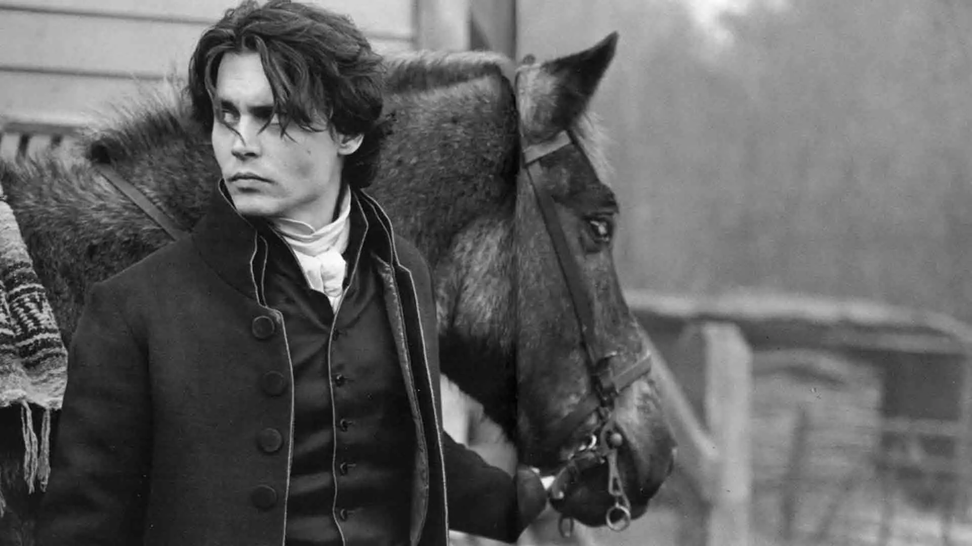 جانی دپ در کنار یک اسب در فیلم Sleepy Hollow