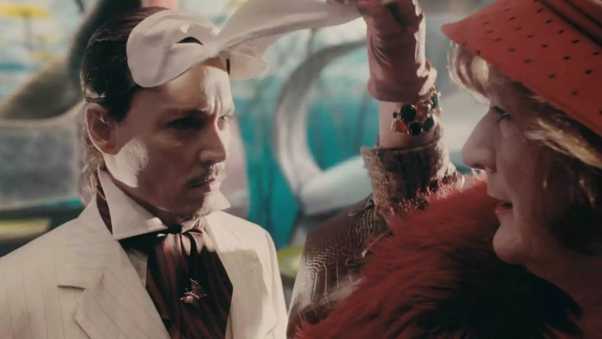 جانی دپ با کت و شلوار سفید در فیلم The Imaginarium of Doctor Parnassus