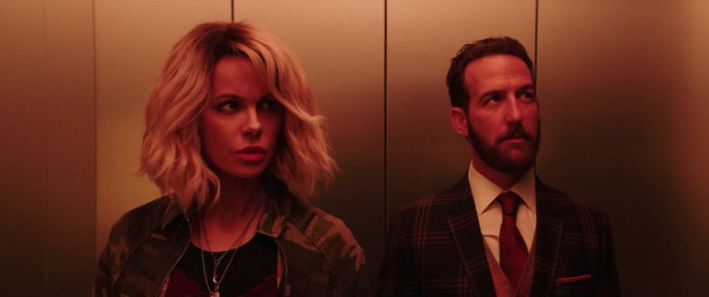 کیت بکینسیل و اوری پفر در آسانسور در فیلم جولت(2021)