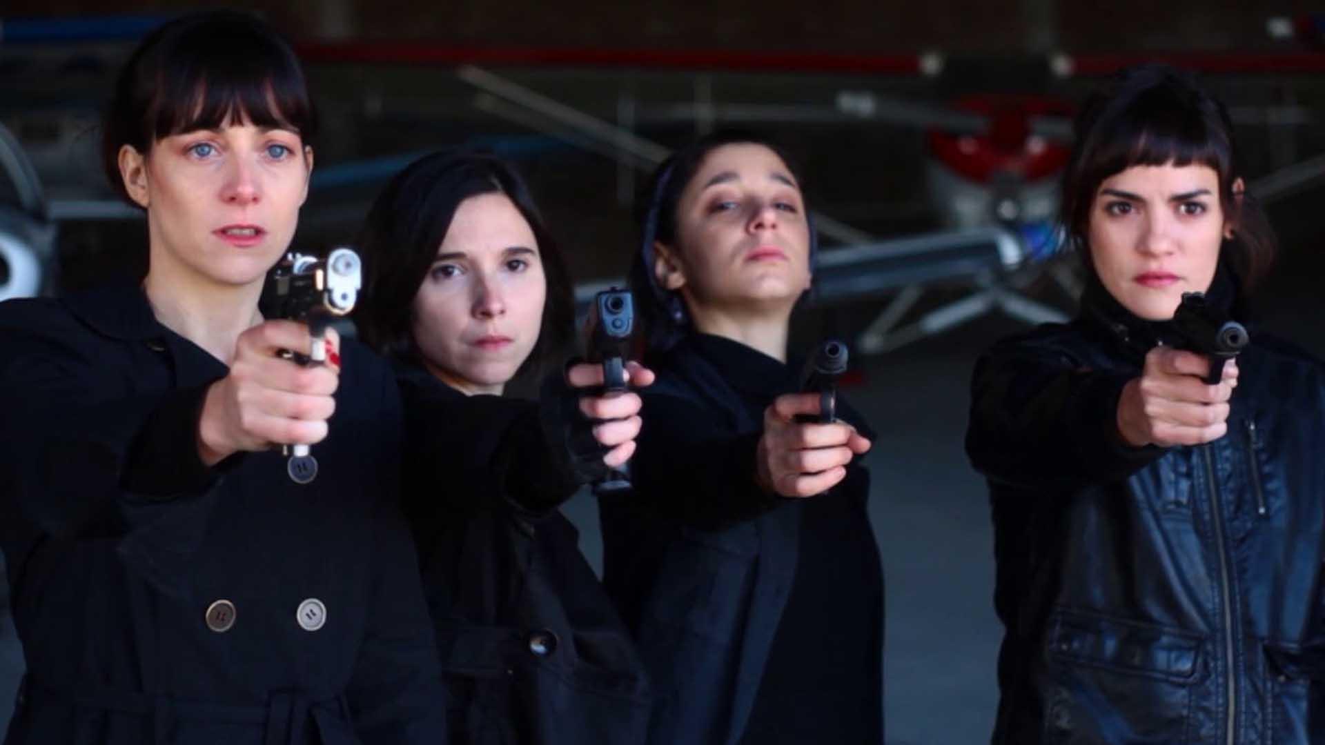 چهار زن اسلحه به دست در فیلم La Flor