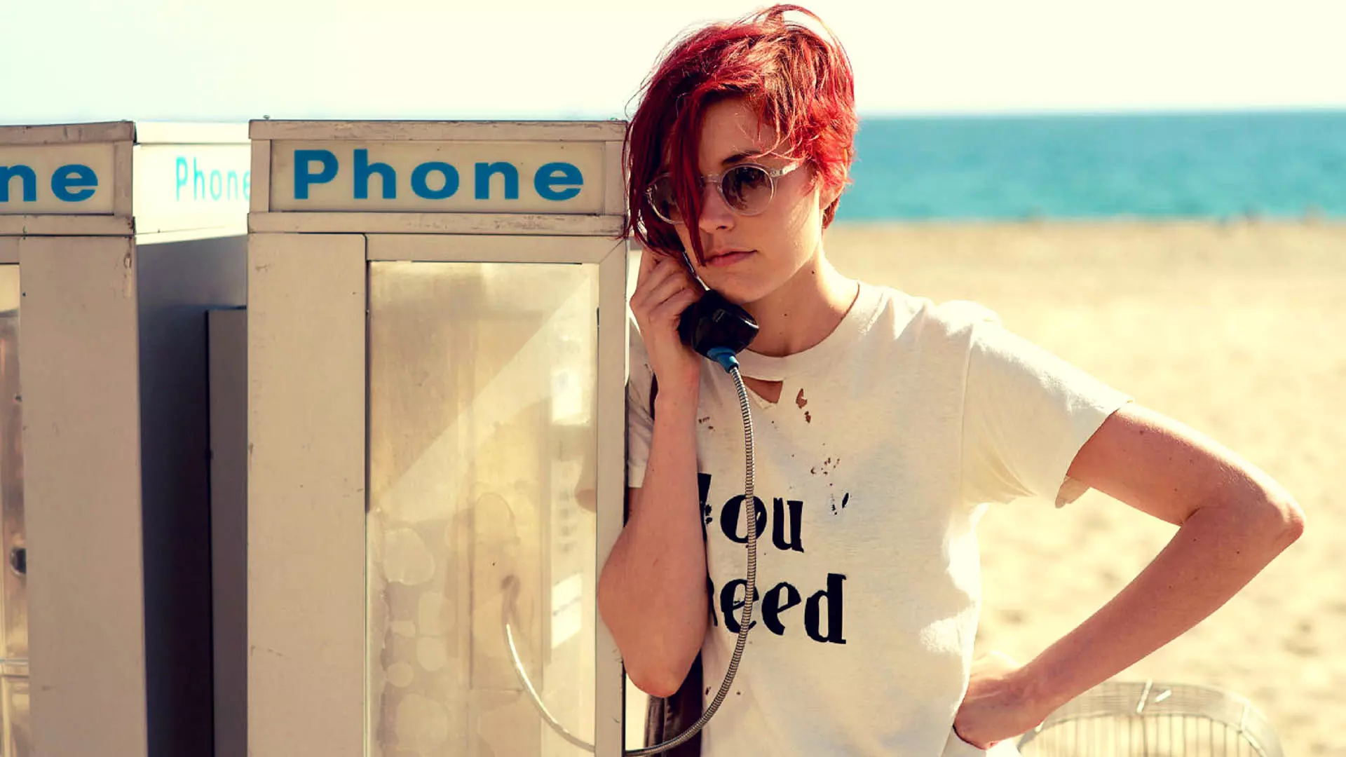 سورشا رونان در حال صحبت کردن با تلفن در فیلم  Lady Bird