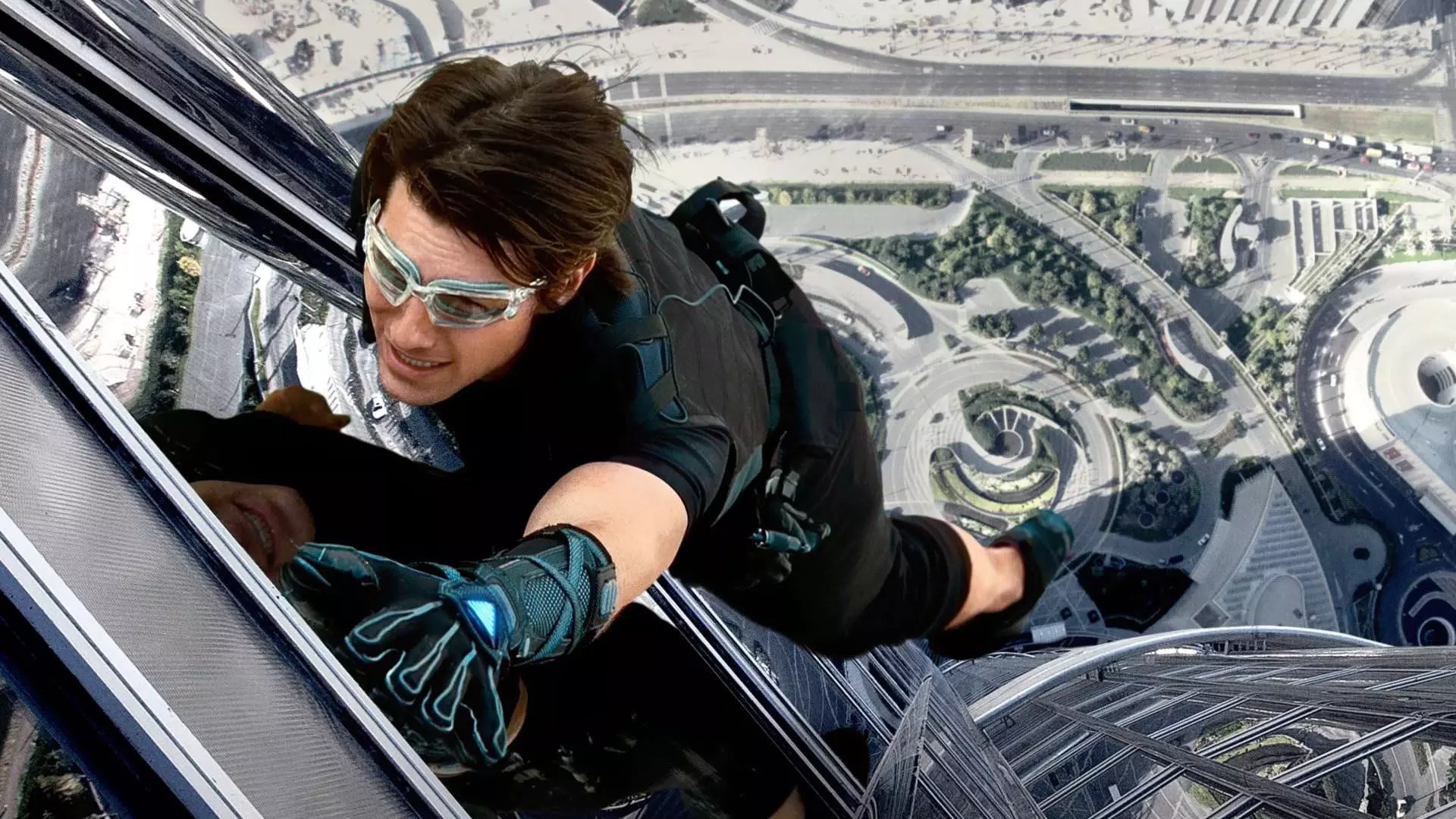 تام کروز در نقش ایتن هانت در حال بالا رفتن از برجی در دوبی در فیلم Mission: Impossible - Ghost Protocol
