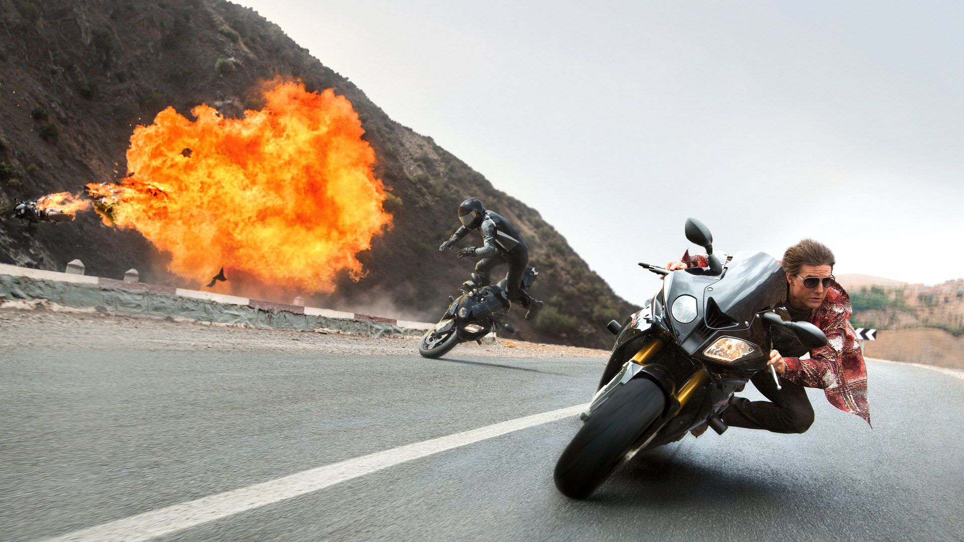 تام کروز در نقش ایتن هانت در حال تعقیب و گریز با موتور در فیلم Mission: Impossible- Rogue Nation