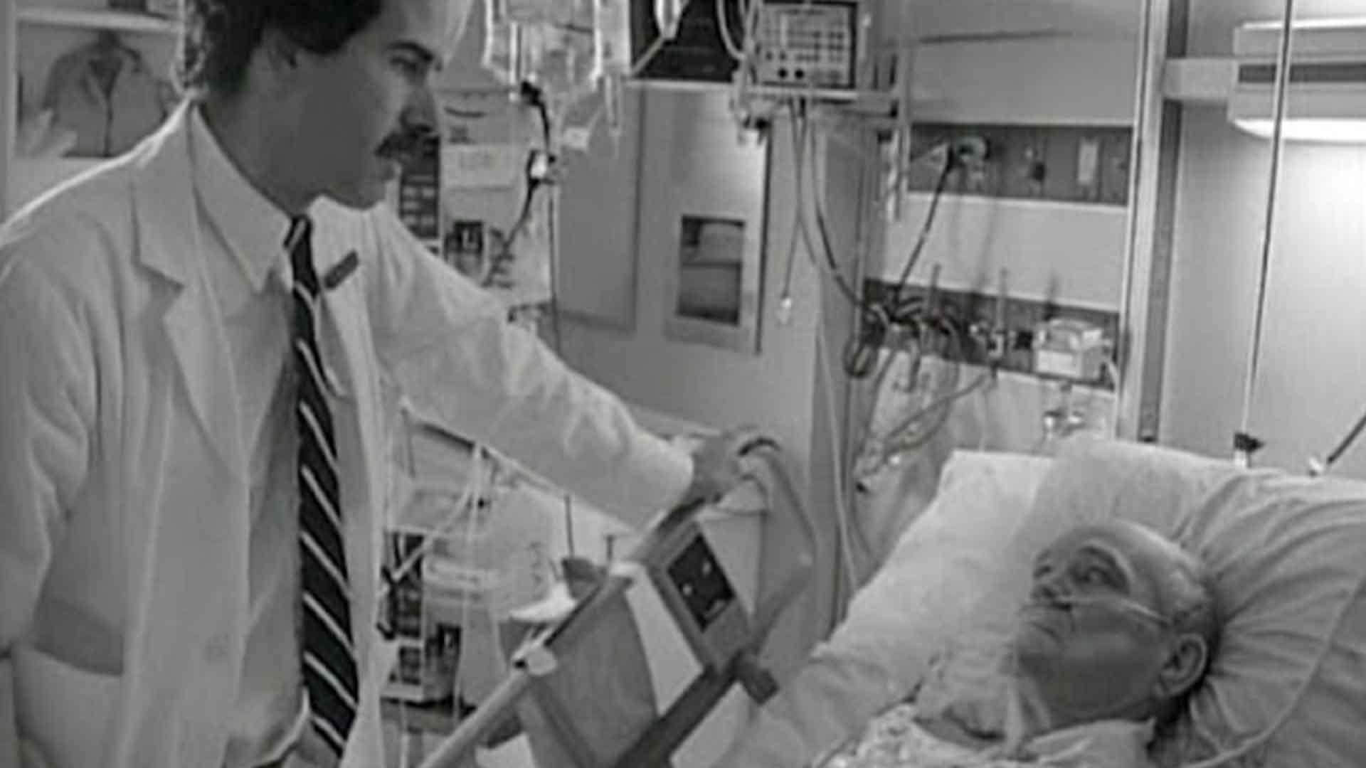پزشکی در کنار بیمار خود در فیلم Near Death
