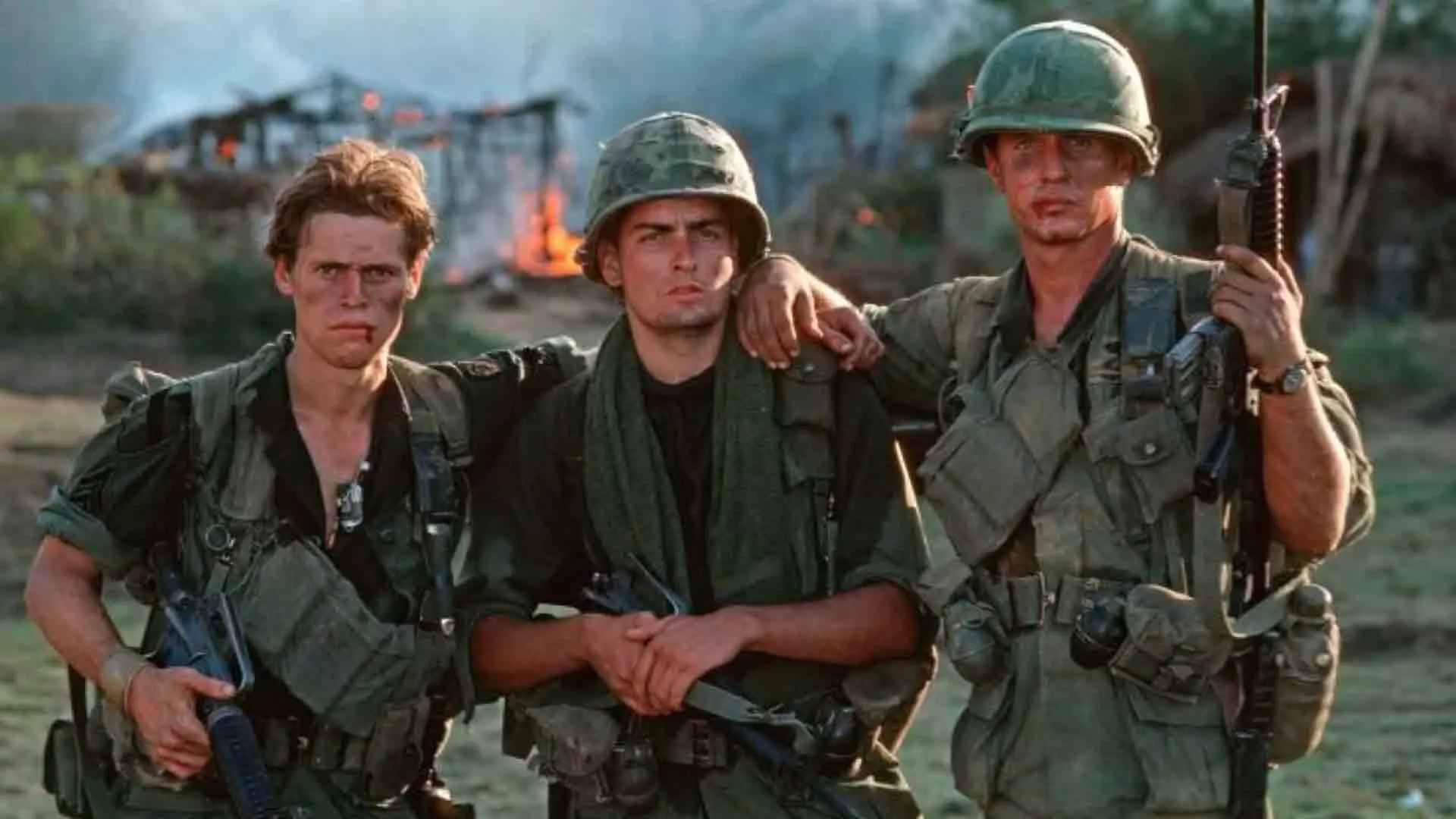 ویلم دفو در کنار دو سرباز دیگر در فیلم Platoon