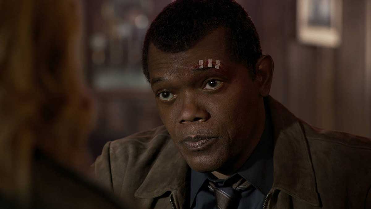 ساموئل جکسون با صورت زخمی و چهره جوان ساخته‌شده به کمک جلوه های ویژه کامپیوتری در فیلم کاپیتان مارول مقابل بری لارسون