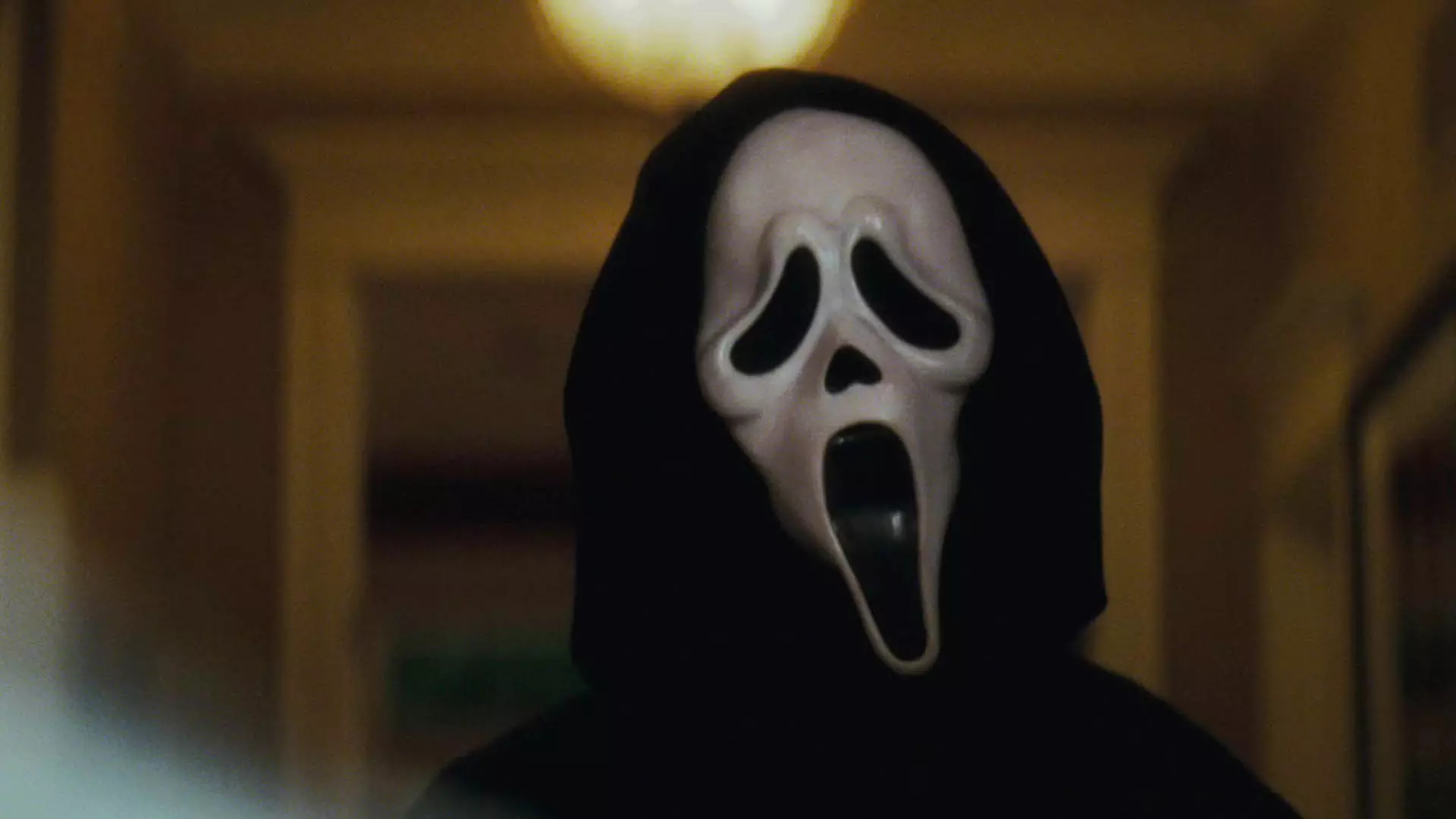 شخصیت شرور مجموعه سینمایی Scream با ماسکی سفید رنگ