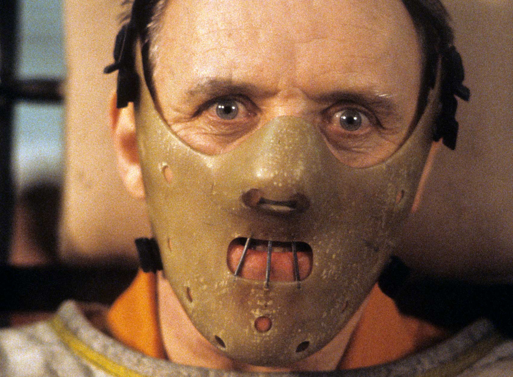آنتونی هاپکینز در نقش هانیبال لکتر با ماسک ترسناک و معروفش
