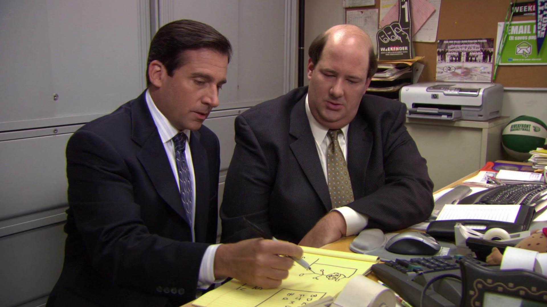 شخصیت‌های مایکل اسکات و کوین مالون در حال صحبت کردن در سریال The Office