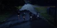 مایک، داستین، لوکاس و ویل در حال دوچرخه سواری در شب در فصل چهارم سریال Stranger Things