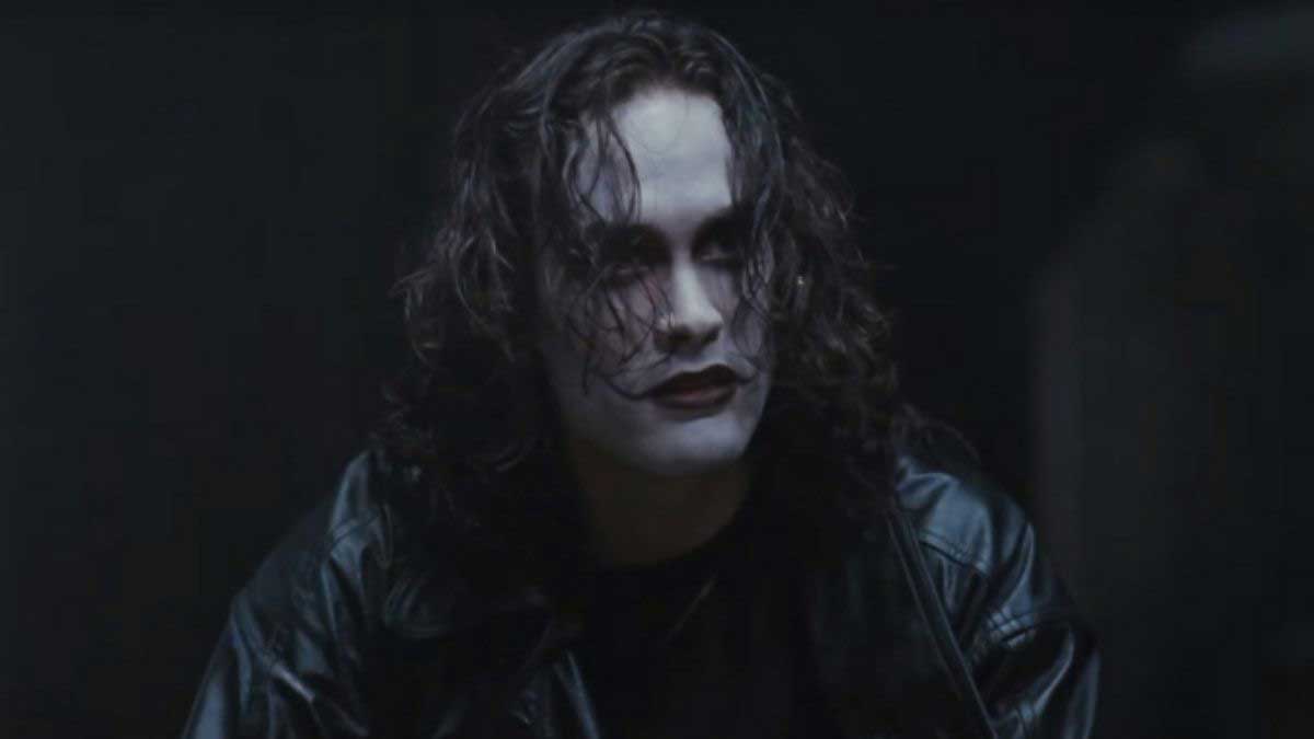 چهره سفید برندون لی با ژاکت سیاه در فیلم The Crow به کارگردانی الکس پرویاس
