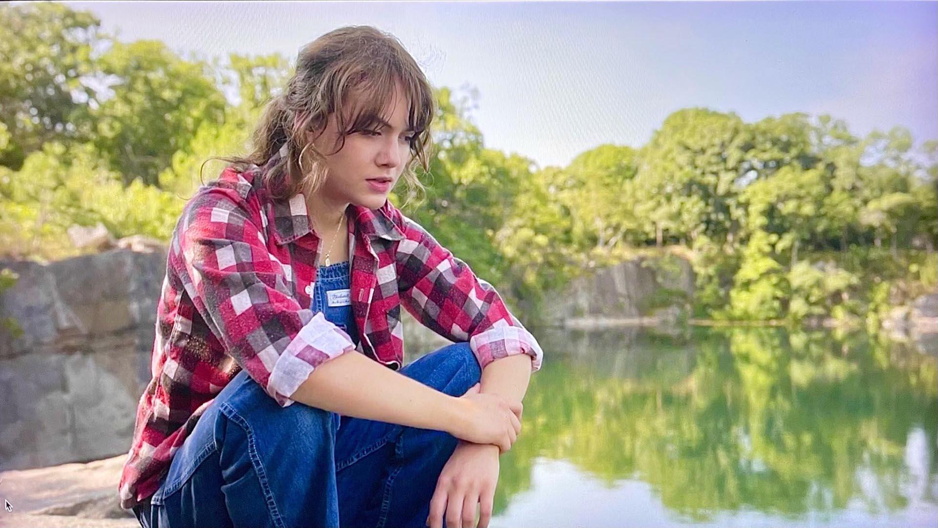 روبی خشمگین در کنار دریاچه نشسته است در فیلم کودا