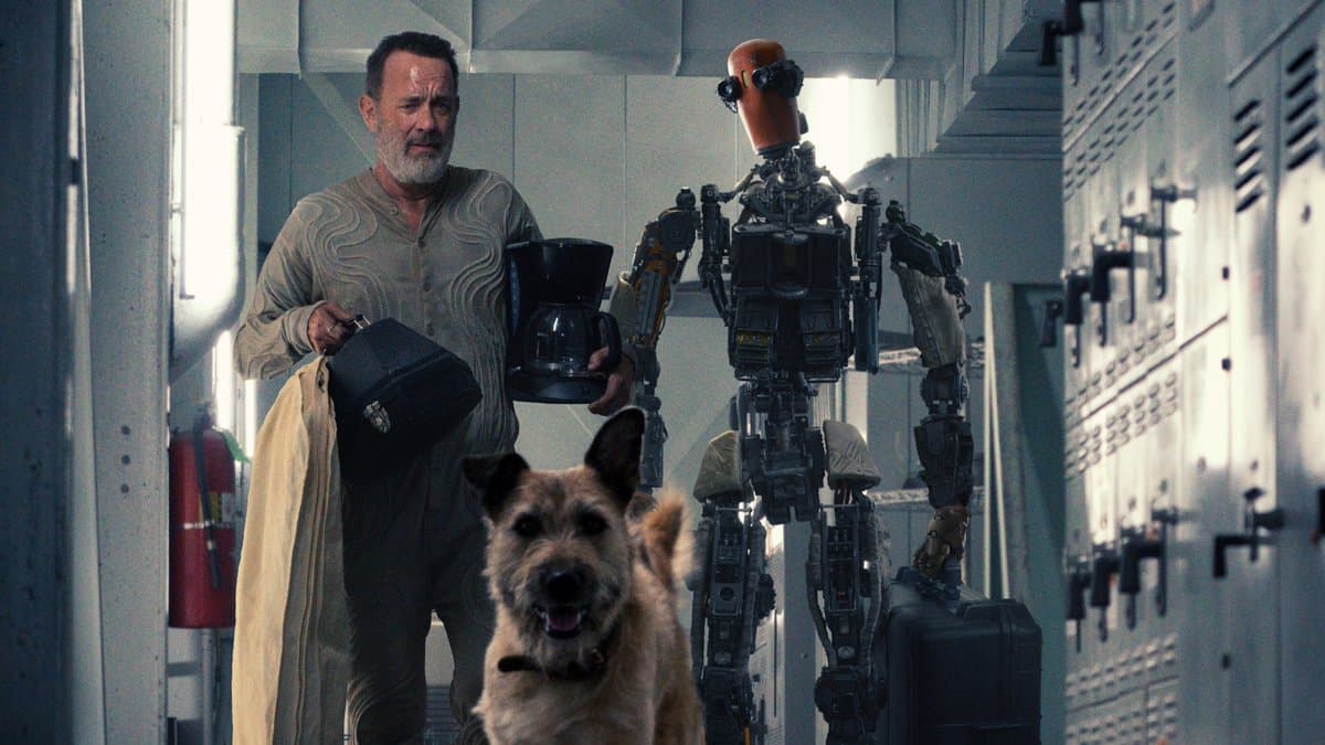 تام هنکس درکنار سگ و یک ربات در فیلم Finch شبکه اپل تی وی پلاس