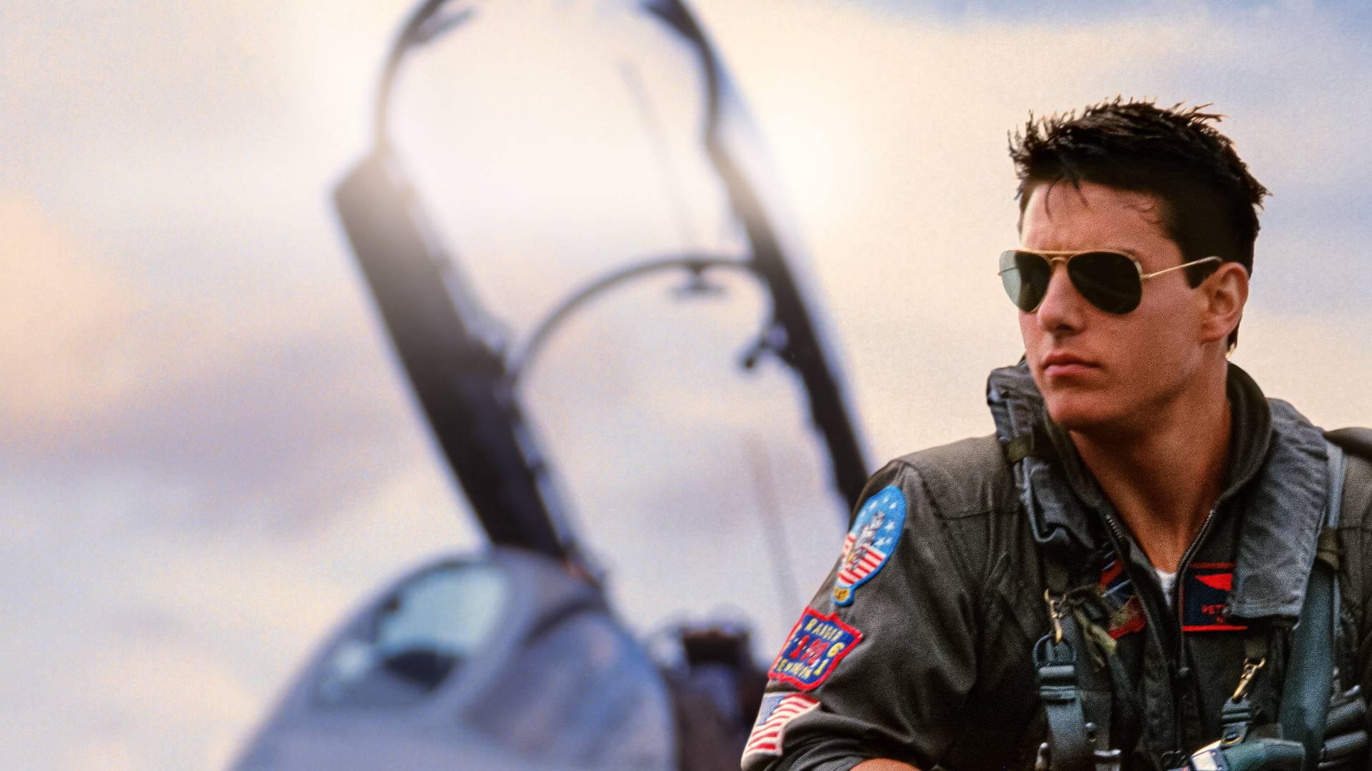 تام کروز در کنار جنگنده F-14 در فیلم Top Gun