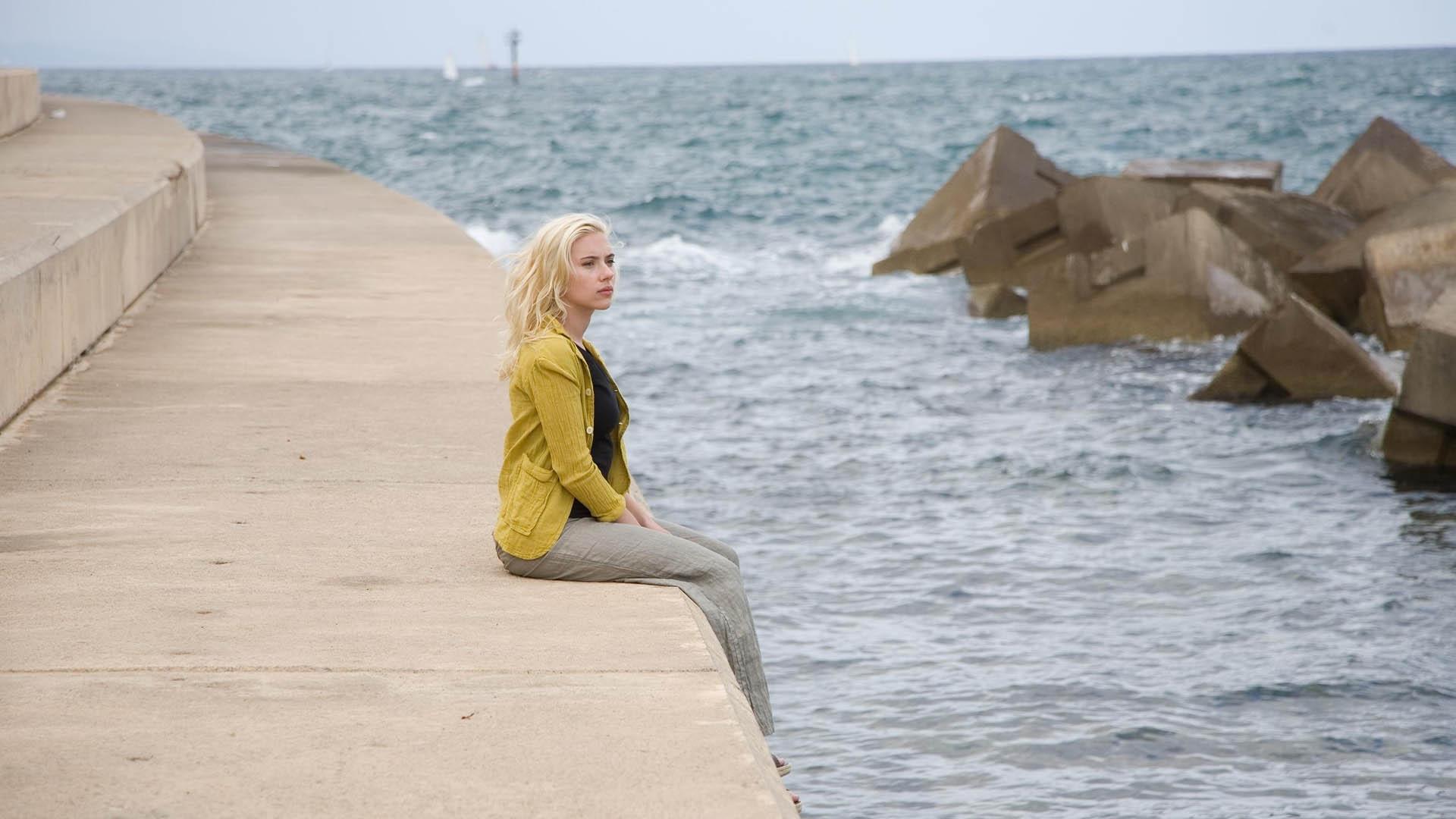 نشستن اسکارلت جوهانسون در کنار دریا در فیلم ویکی کریستینا بارسلونا